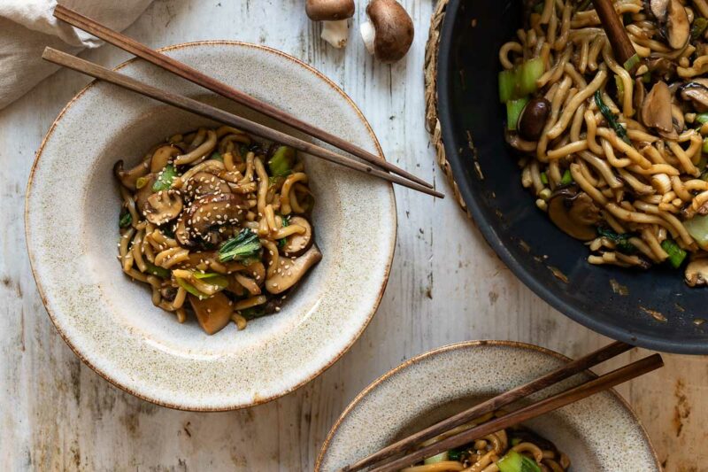 Udon Nudeln mit Pilzen Rezept mit Pak Choi in Hoisin Sauce