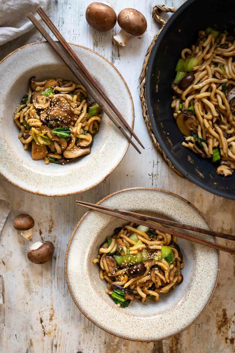 Udon Nudeln mit Pilzen in Hoisin Sauce Rezept