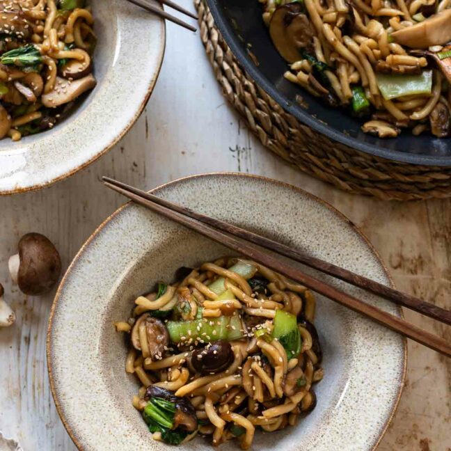 Udon Nudeln mit Pilzen Rezept mit Pak Choi in Hoisin Sauce