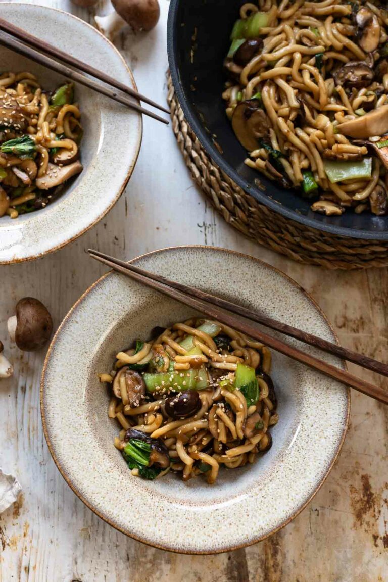 Udon Nudeln mit Pilzen Rezept mit Pak Choi in Hoisin Sauce