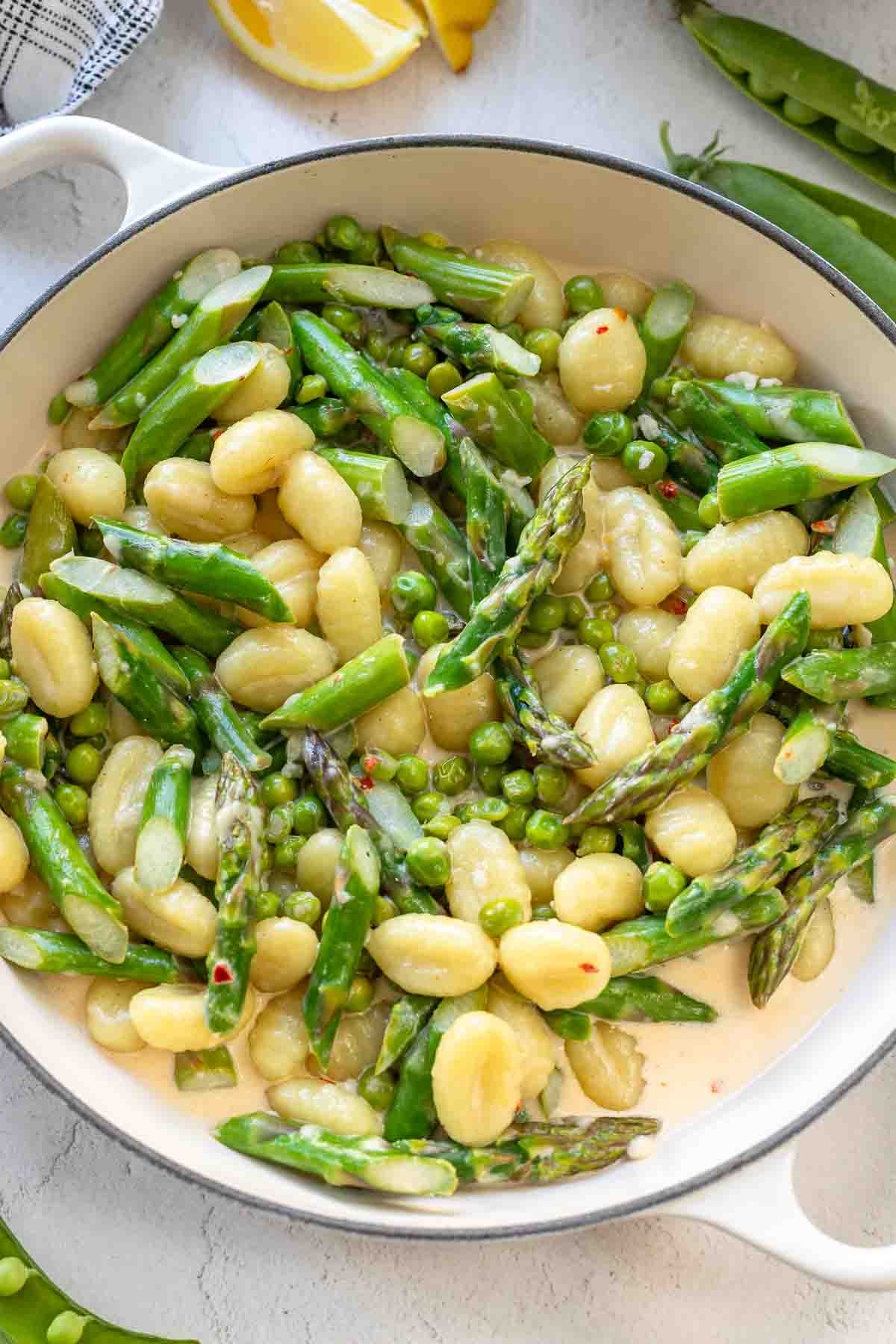 Gnocchi mit grünem Spargel und Erbsen | Rezept | Elle Republic