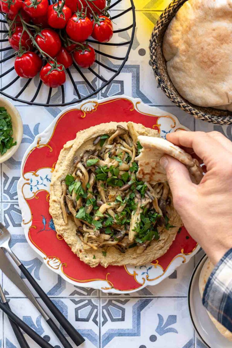 Hummus Teller Rezept mit gebratene Pilzen und Pita