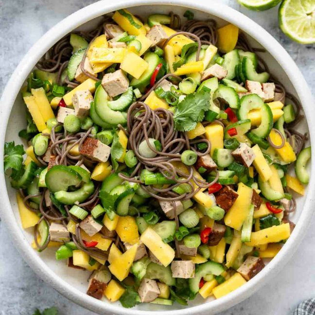 Soba Nudelsalat mit Mango, Gurken und Tofu