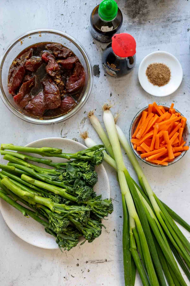 Marinierte Rindfleisch, Frühlingszwiebel, Brokkolini (Bimi), Karotten für Wokpfanne Rezept