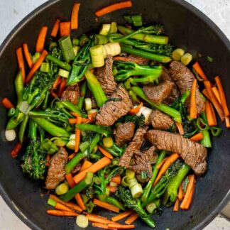 Gebratenes Rindfleisch mit Gemüse und Hoisinsoße