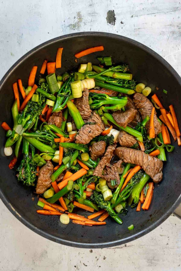 Gebratenes Rindfleisch mit Gemüse und Hoisin Sauce