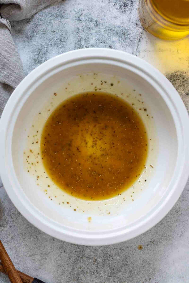 Griechischer Dressing vorbereiten