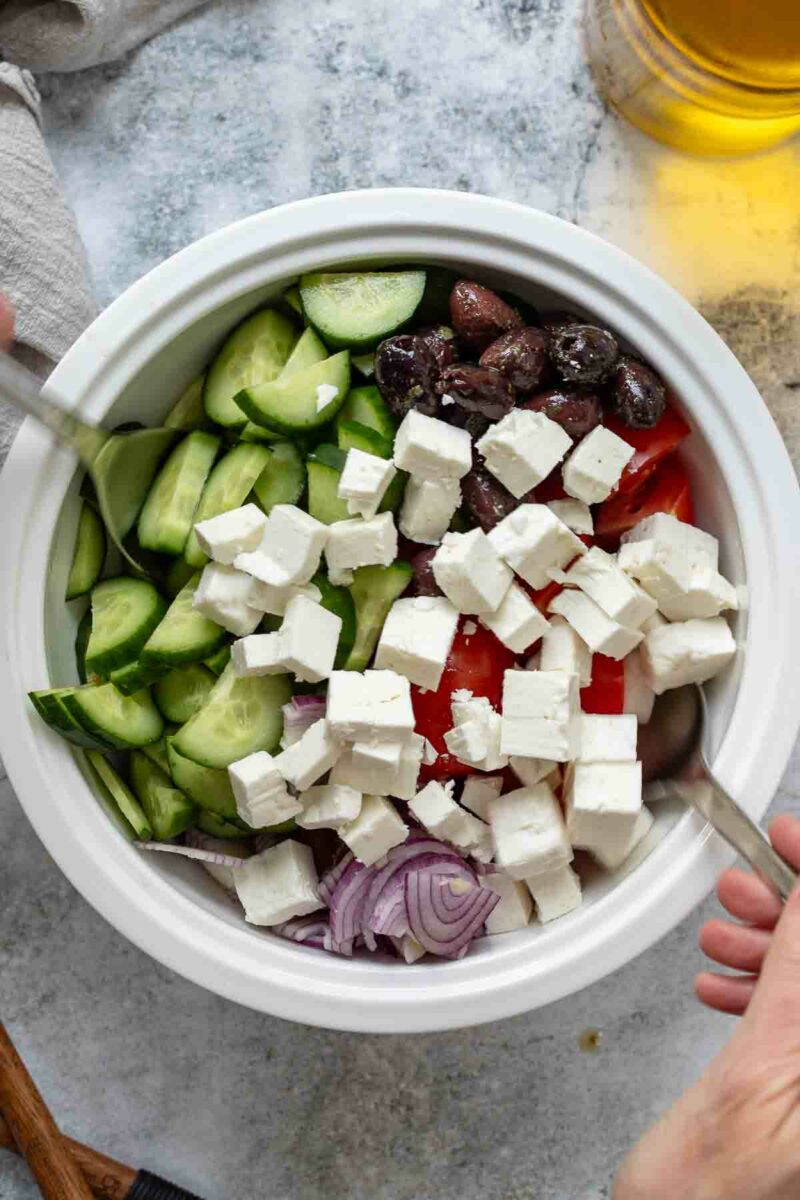 Bauernsalat zusammen mit Dressing mischen
