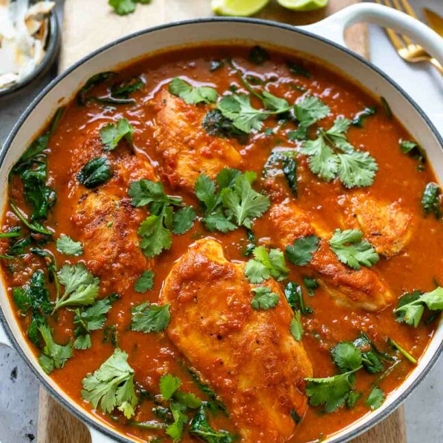 Rezept für Curry mit Hähnchen und Kokosmilch, Tomaten & Spinat (Einfaches Thai Curry)