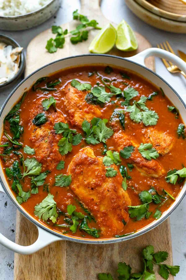 Rezept für Curry mit Hähnchen und Kokosmilch, Tomaten & Spinat (Einfaches Thai Curry)