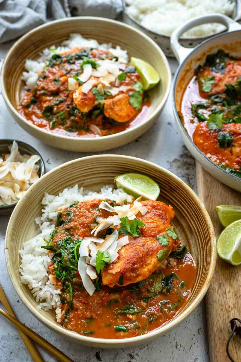 Curry mit Hähnchen und Kokos (Einfaches Thai Curry) serviert mit Jasminreis