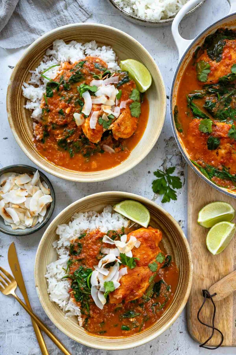 Curry mit Hähnchen und Kokos (Einfaches Thai Curry) serviert mit Jasminreis