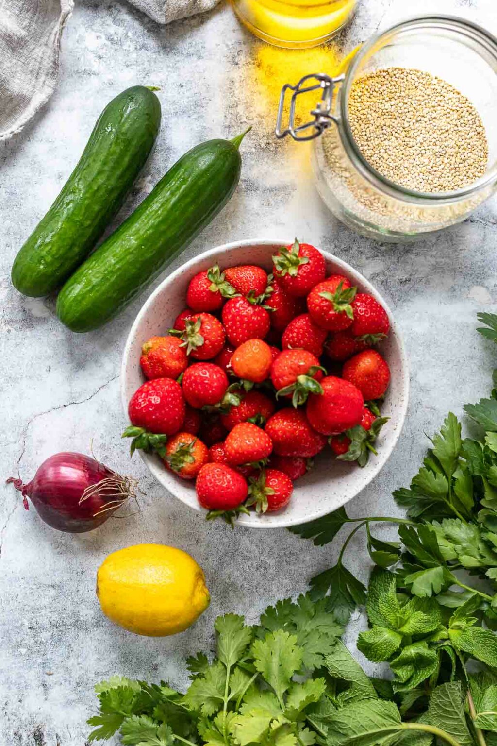 Quinoa Salat mit Erdbeeren und Gurken | Rezept | Elle Republic