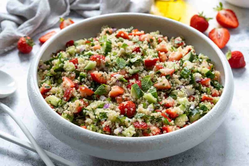 Sommerlicher Quinoa Salat Rezept mit Erdbeeren, frische Kräuter und Gurken
