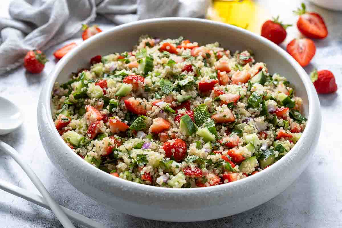 Quinoa Salat mit Erdbeeren und Gurken | Rezept | Elle Republic