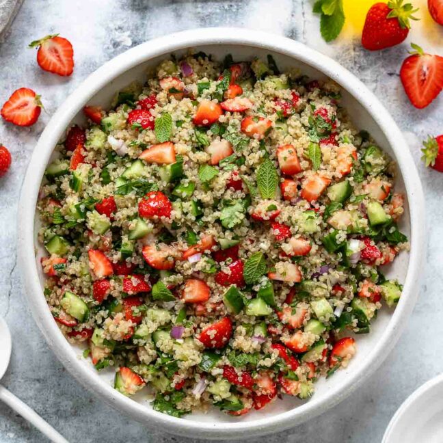 Sommerlicher Quinoa Salat Rezept mit Erdbeeren, frische Kräuter und Gurken