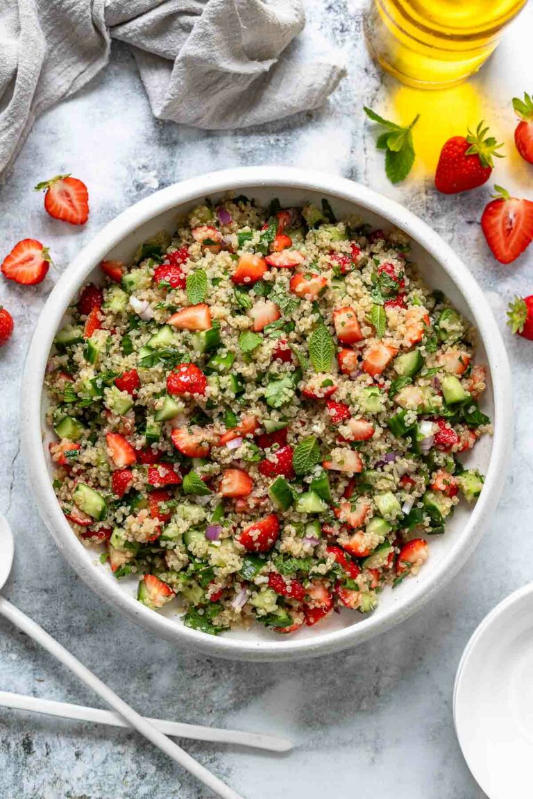 Sommerlicher Quinoa Salat Rezept mit Erdbeeren, frische Kräuter und Gurken