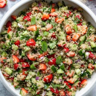 Sommerlicher Quinoa Salat Rezept mit Erdbeeren, frische Kräuter und Gurken
