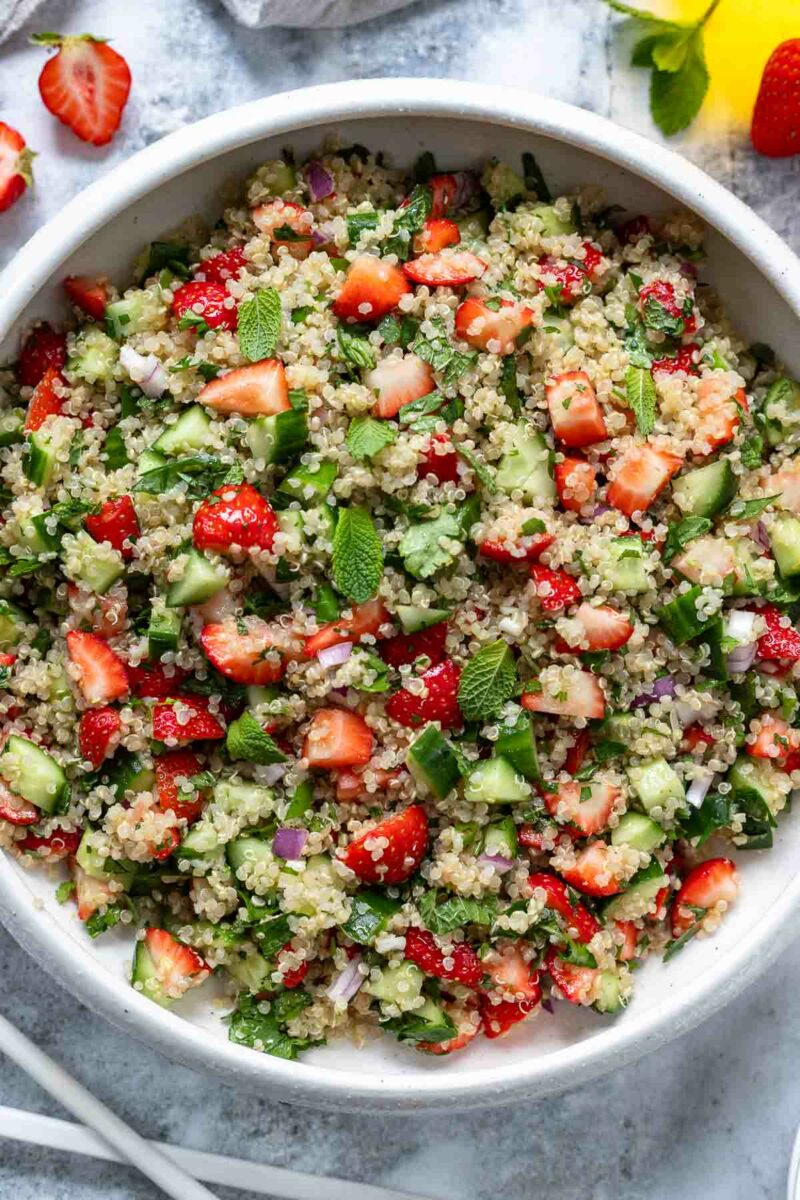Sommerlicher Quinoa Salat Rezept mit Erdbeeren, frische Kräuter und Gurken