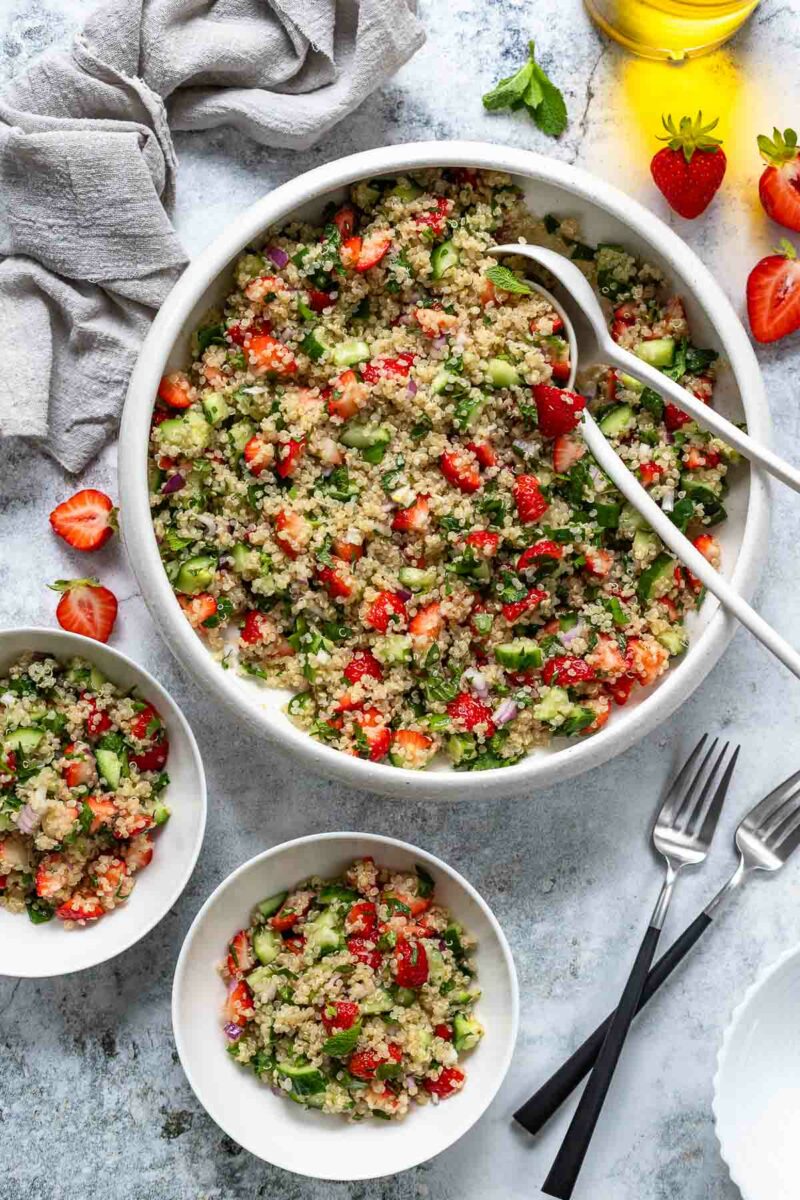 Quinoa-Erdbeer-Tabouleh mit frische Kräuter und Gurken