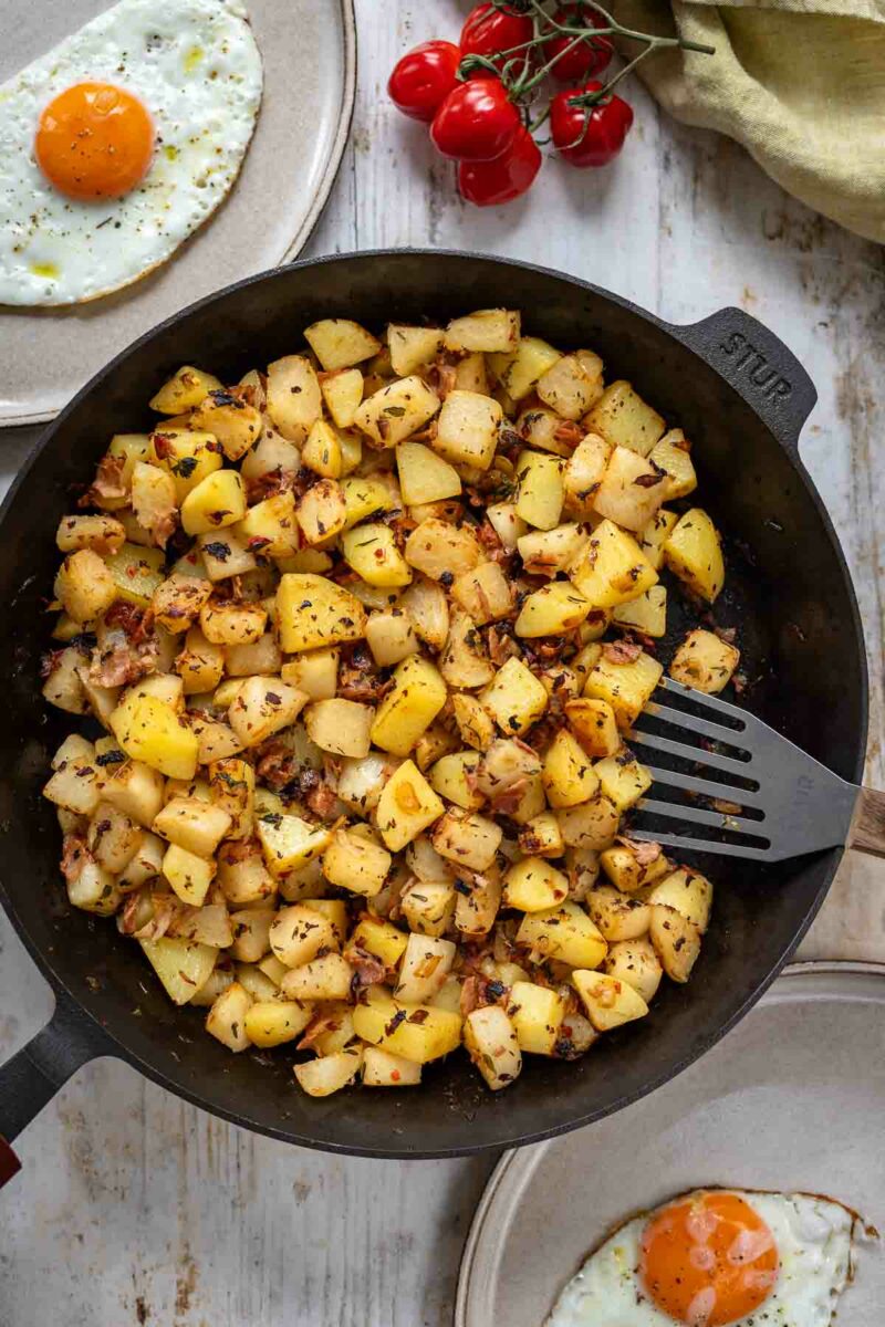 Gebratene Mairübchen und Kartoffeln mit Spiegeleier Rezept