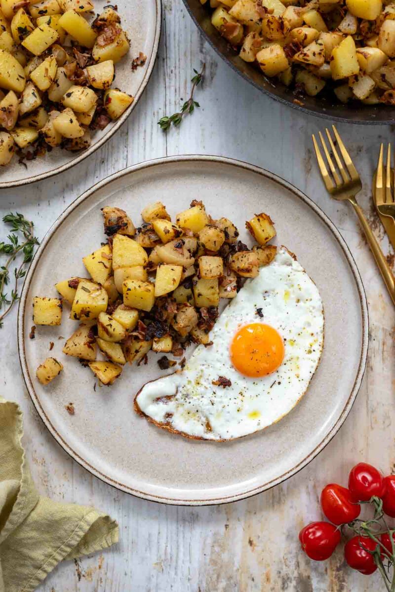 Spiegelei mit gebratene Mairübchen und Kartoffeln