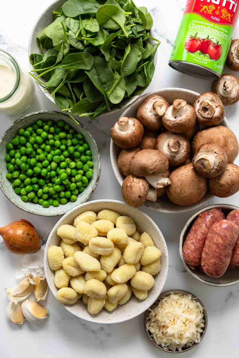 Zutaten: Gnocchi, Champignons, Erbsen, Dosen Tomaten, Sahne, Parmesan, Salsiccia