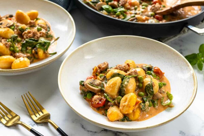 Italienische Gnocchi Pfanne Rezept mit Pilzen, Spinat, Erbsen und Salsiccia