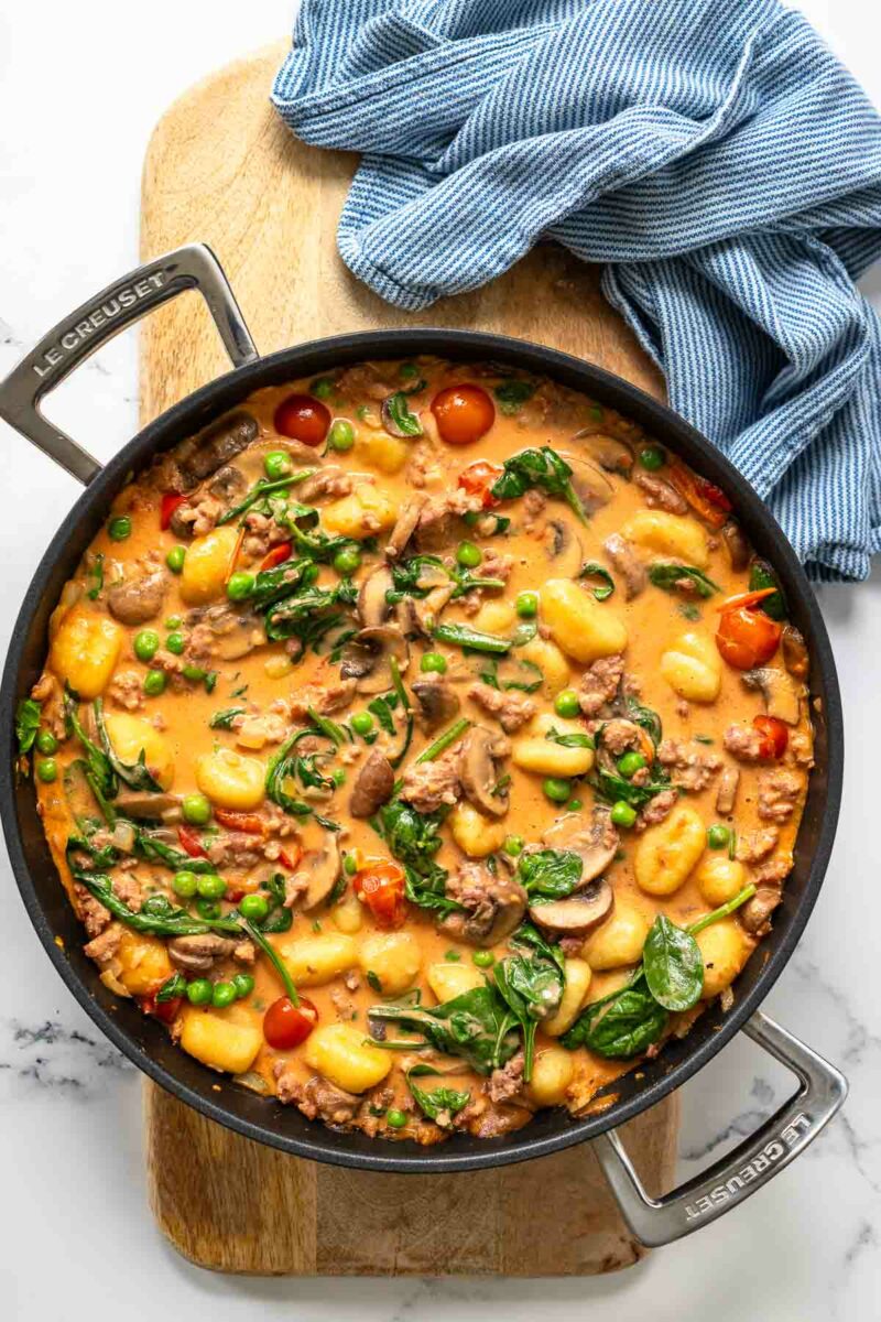 Italienische Gnocchi Pfanne mit Pilzen, Spinat, Erbsen und Salsiccia Rezept