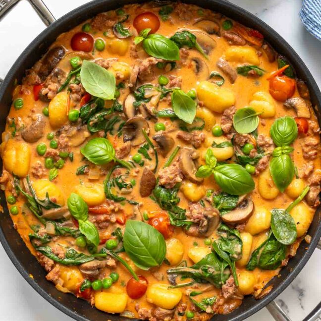 Italienische Gnocchi Pfanne mit Pilzen, Spinat, Erbsen und Salsiccia Rezept