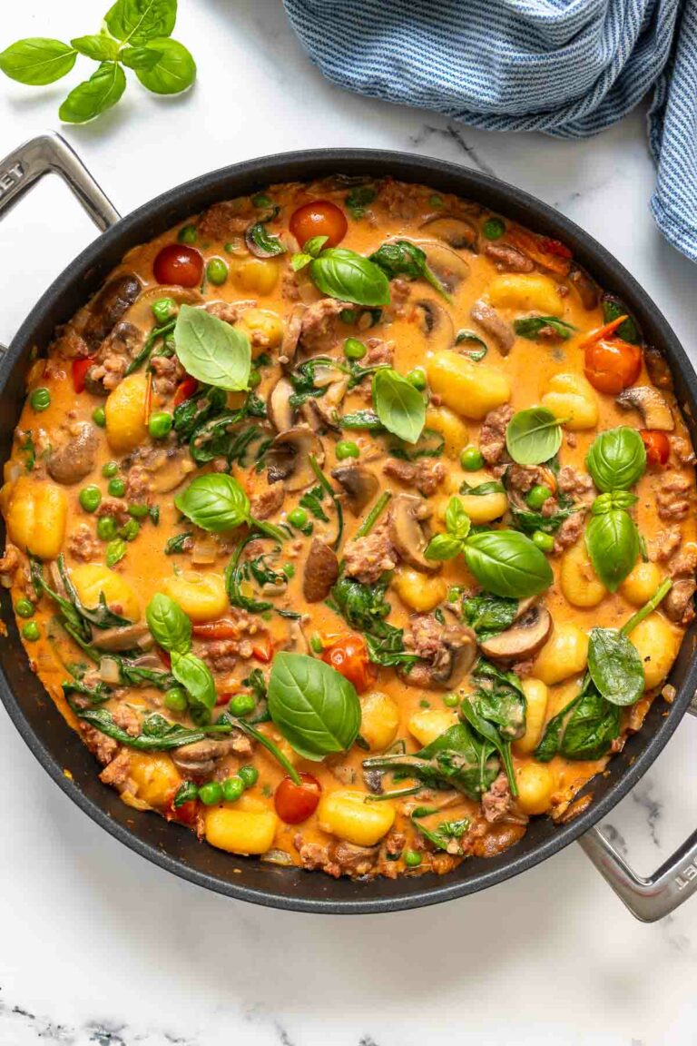 Italienische Gnocchi Pfanne mit Pilzen, Spinat, Erbsen und Salsiccia Rezept