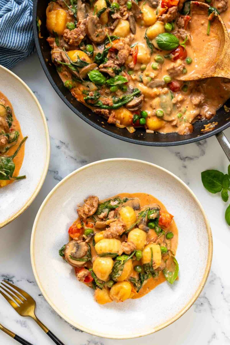 Italienische Gnocchi Pfanne mit Pilzen, Spinat, Erbsen und Salsiccia Rezept