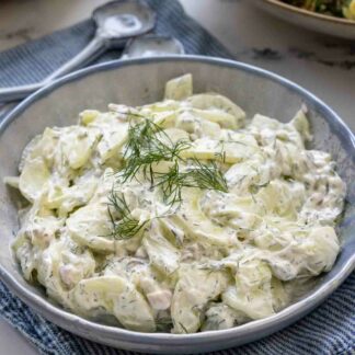 Französischer Gurkensalat mit Creme Fraîche und Dill