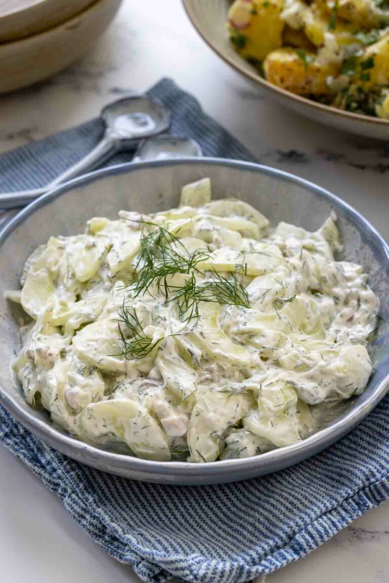 Französischer Gurkensalat mit Creme Fraîche und Dill