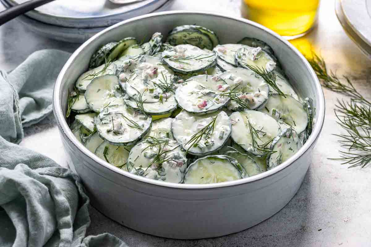 Gurkensalat mit Joghurt Dressing Rezept | Elle Republic Gurkensalat mit Joghurt Dressing Rezept | Elle Republic