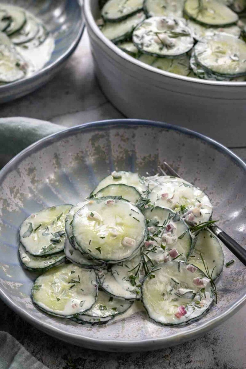 Klassiches Gurkensalat Rezept mit Joghurt Dressing und Kräuter