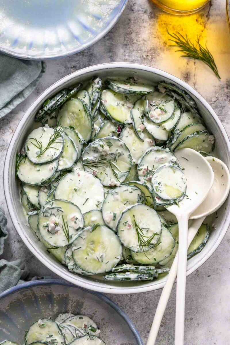 Klassiches Gurkensalat Rezept mit Joghurt Dressing und Kräuter