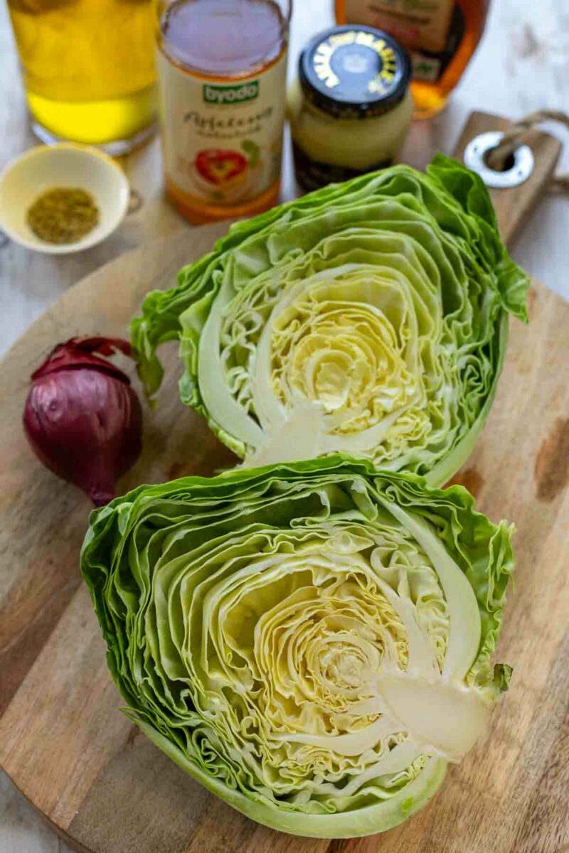 Frühlings-Weißkohl, rote Zwiebel und Dressing Zutaten für Kohlsalat Rezept