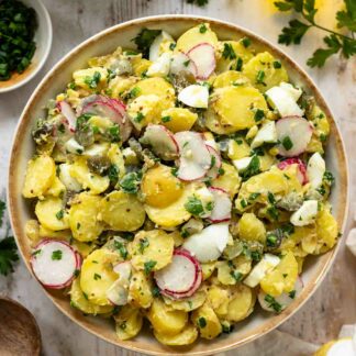 Kartoffelsalat mit Mayonnaise, Ei und Gurke Rezept dazu Schnittlauch und Radieschen