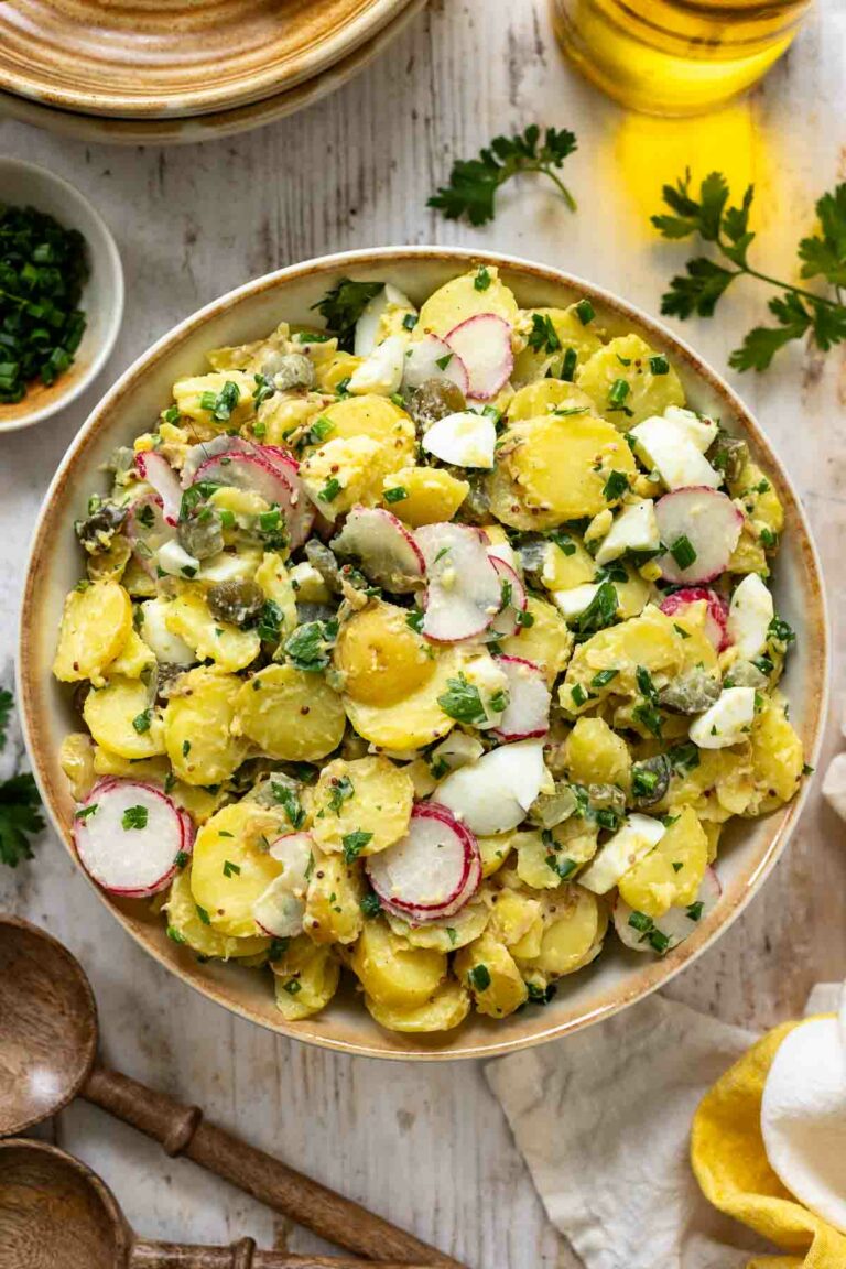 Kartoffelsalat mit Mayonnaise, Ei und Gurke Rezept dazu Schnittlauch und Radieschen