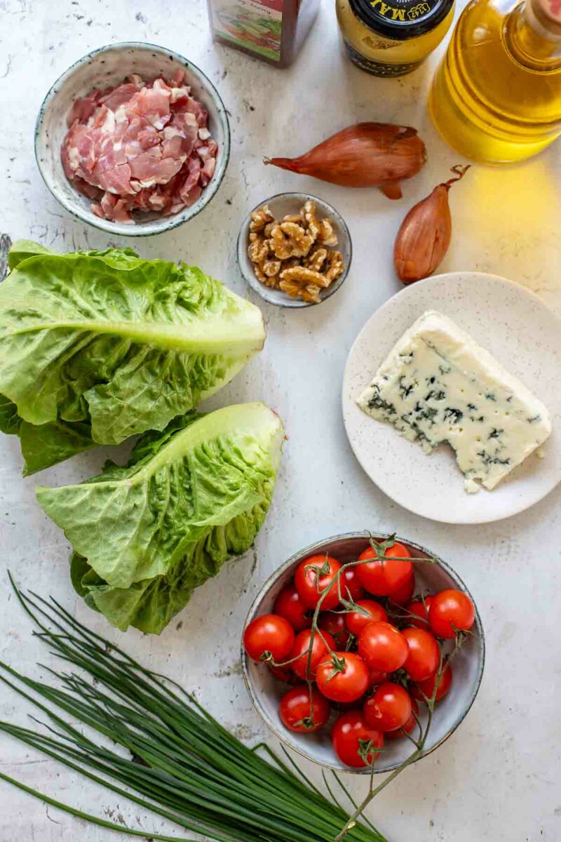 Salat Zutaten: Käse, Speck, Schnittlauch, Dressing, Römersalat, Tomaten