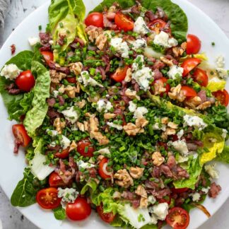 Römersalat Rezept mit Blauschimmelkäse Dressing, Speck, Cherrytomaten, Walnüsse