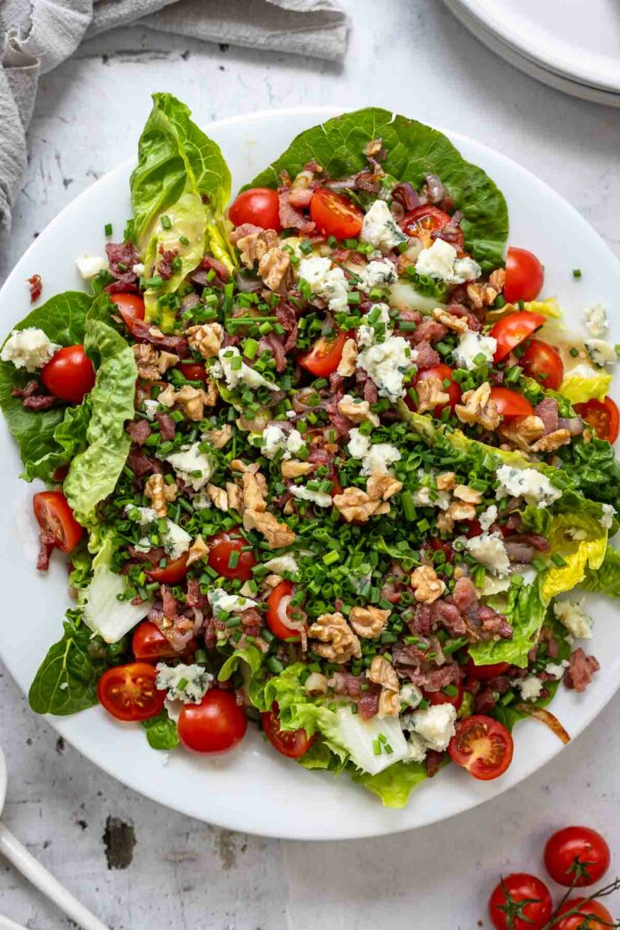 Römersalat Rezept mit Blauschimmelkäse Dressing, Speck, Cherrytomaten, Walnüsse