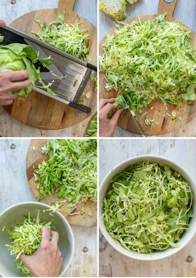 Zubereitung für Omas Krautsalat Kohl schreddern mit eine Gemüsehobel