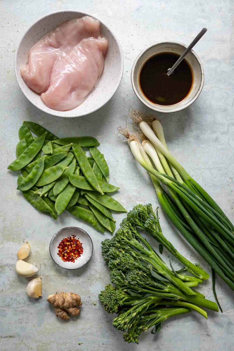 Zutaten: Hähnchen, Bimi Brokkolini, Zuckerschoten, Frühlingszwieblen, Knoblauch, Ingwer, und Stir-fry Sauce