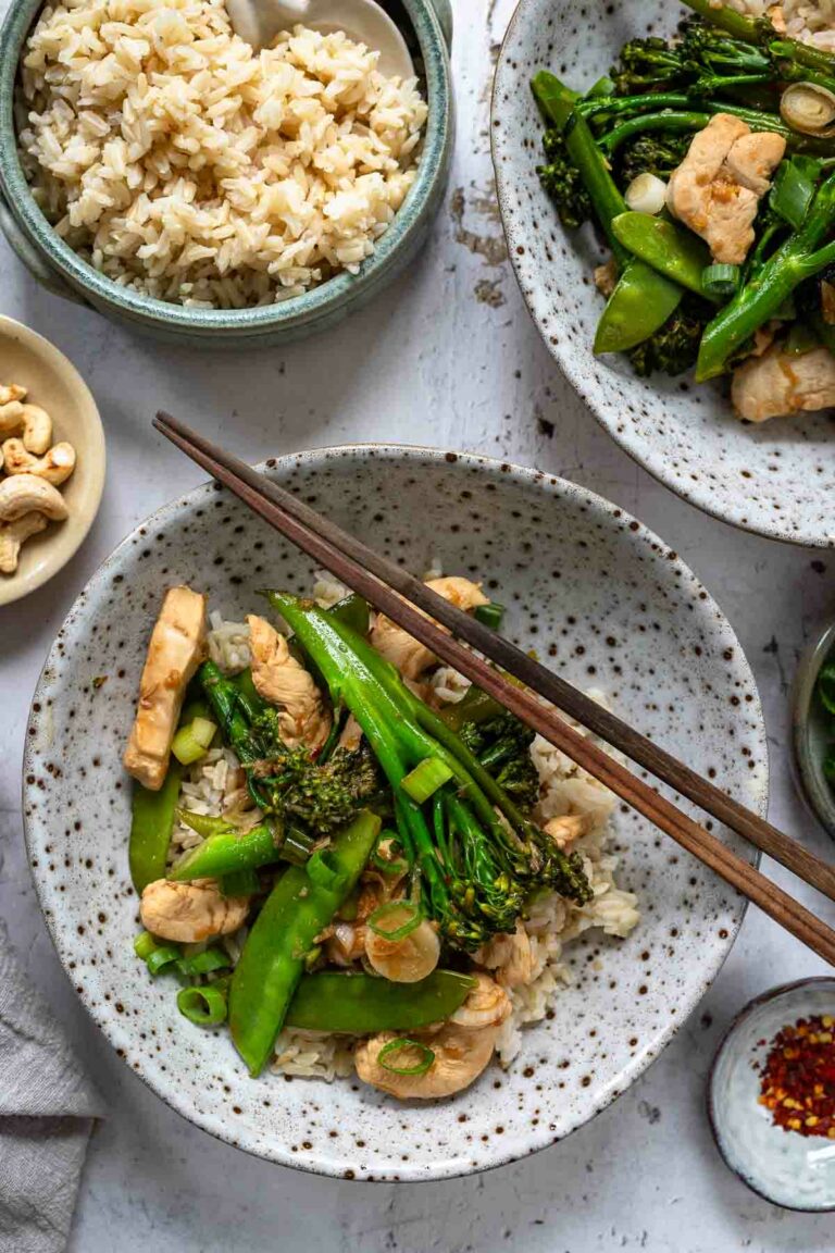 Gemüsepfanne mit Hähnchen, Brokkoli und Zuckerschoten