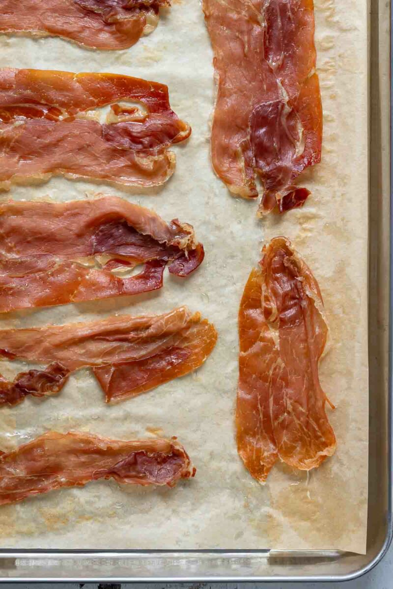 Parmaschinken knusprig gebacken auf ein Bachblech
