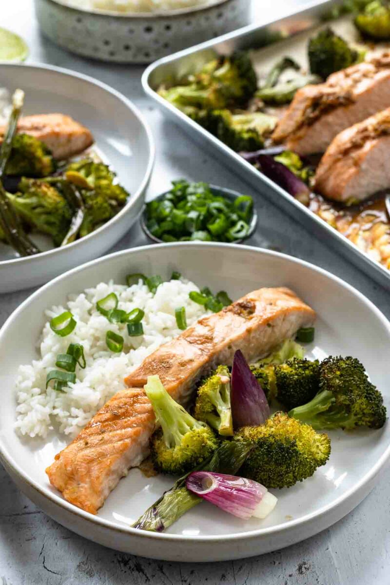 Lachs im Ofen Rezept mit Brokkoli und Frühlingszwiebeln (Thai-Style mit ein Glasur für den Lachs)