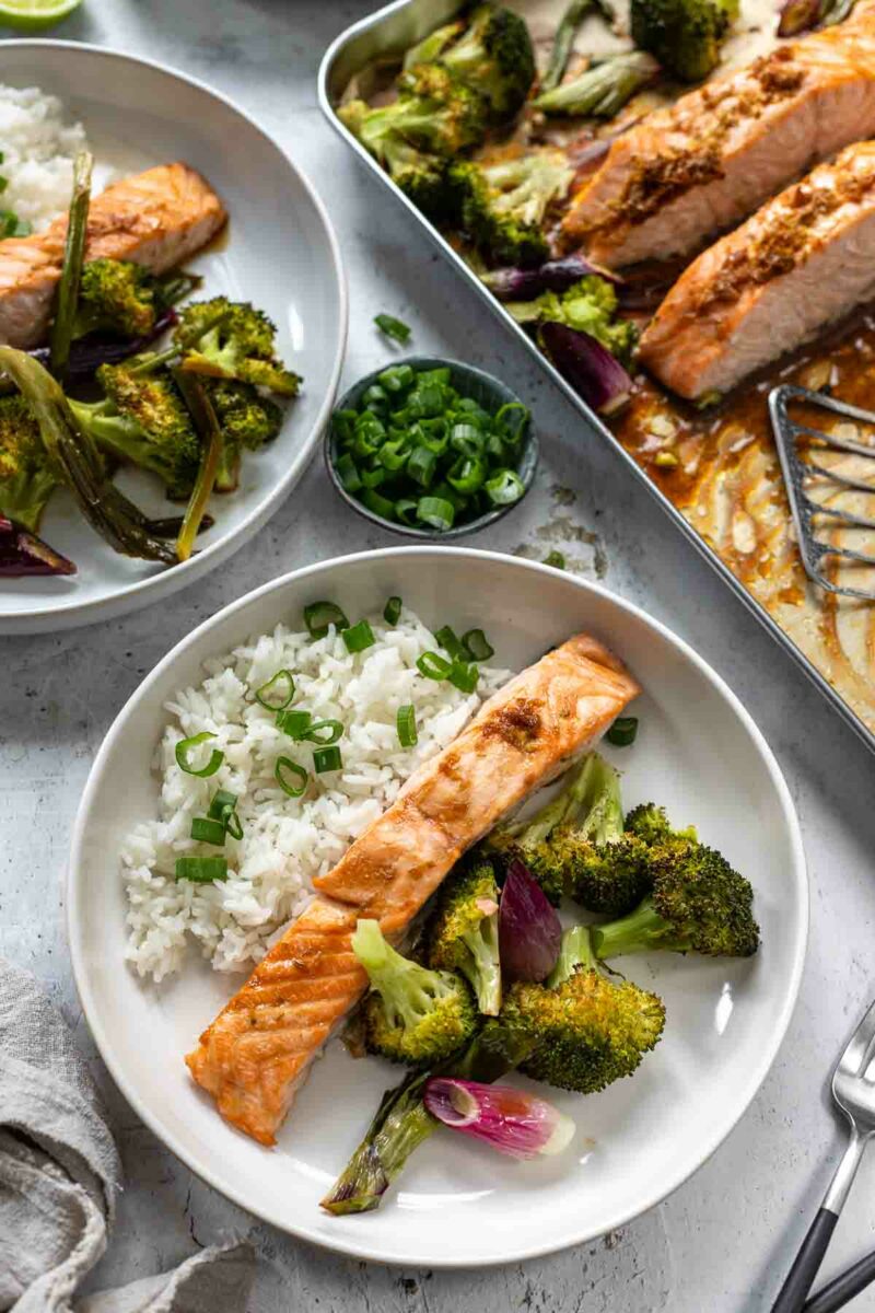 Lachs im Ofen Rezept mit Brokkoli und Frühlingszwiebeln (Thai-Style mit ein Glasur für den Lachs)