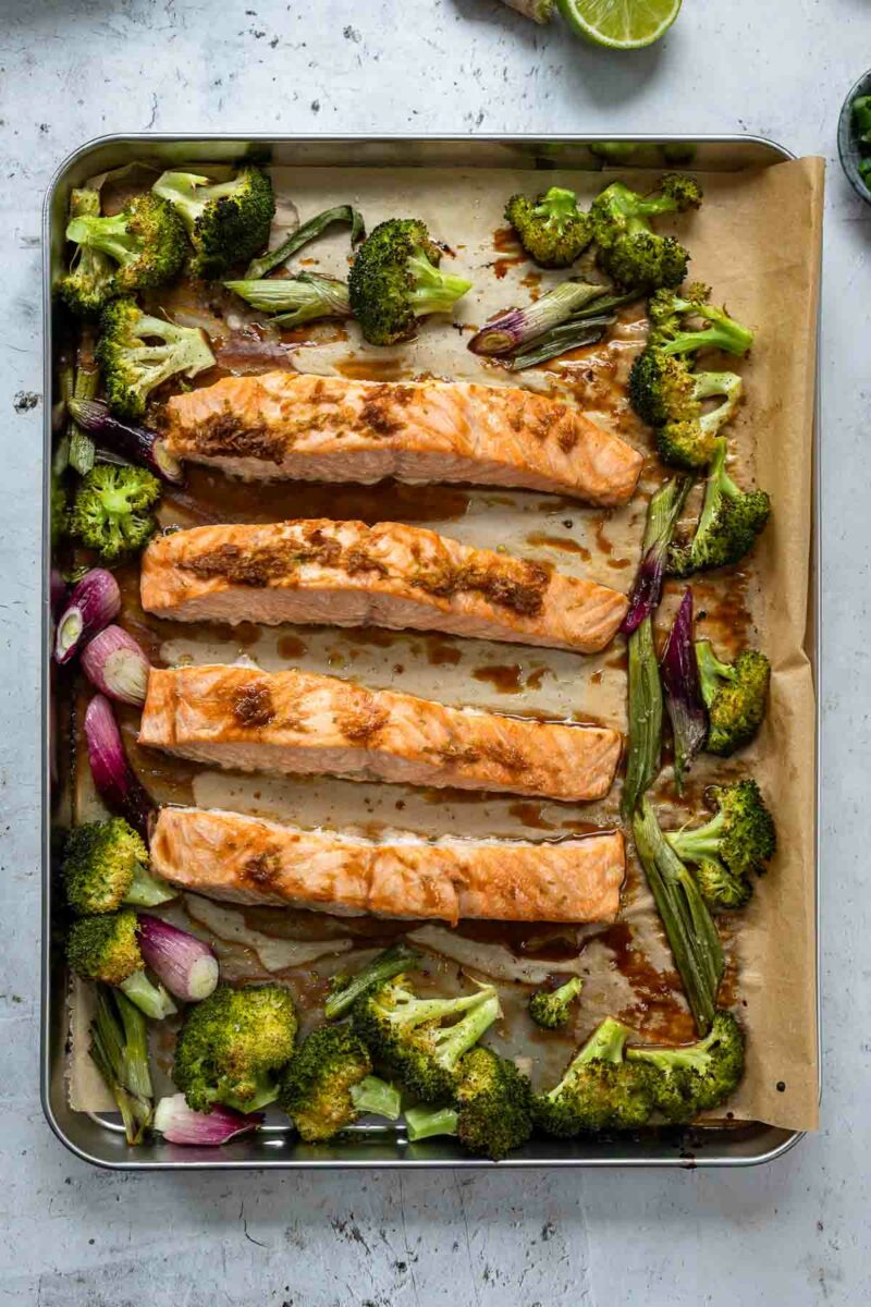Lachs vom Blech mit Frühlingszwiebeln und Brokkoli